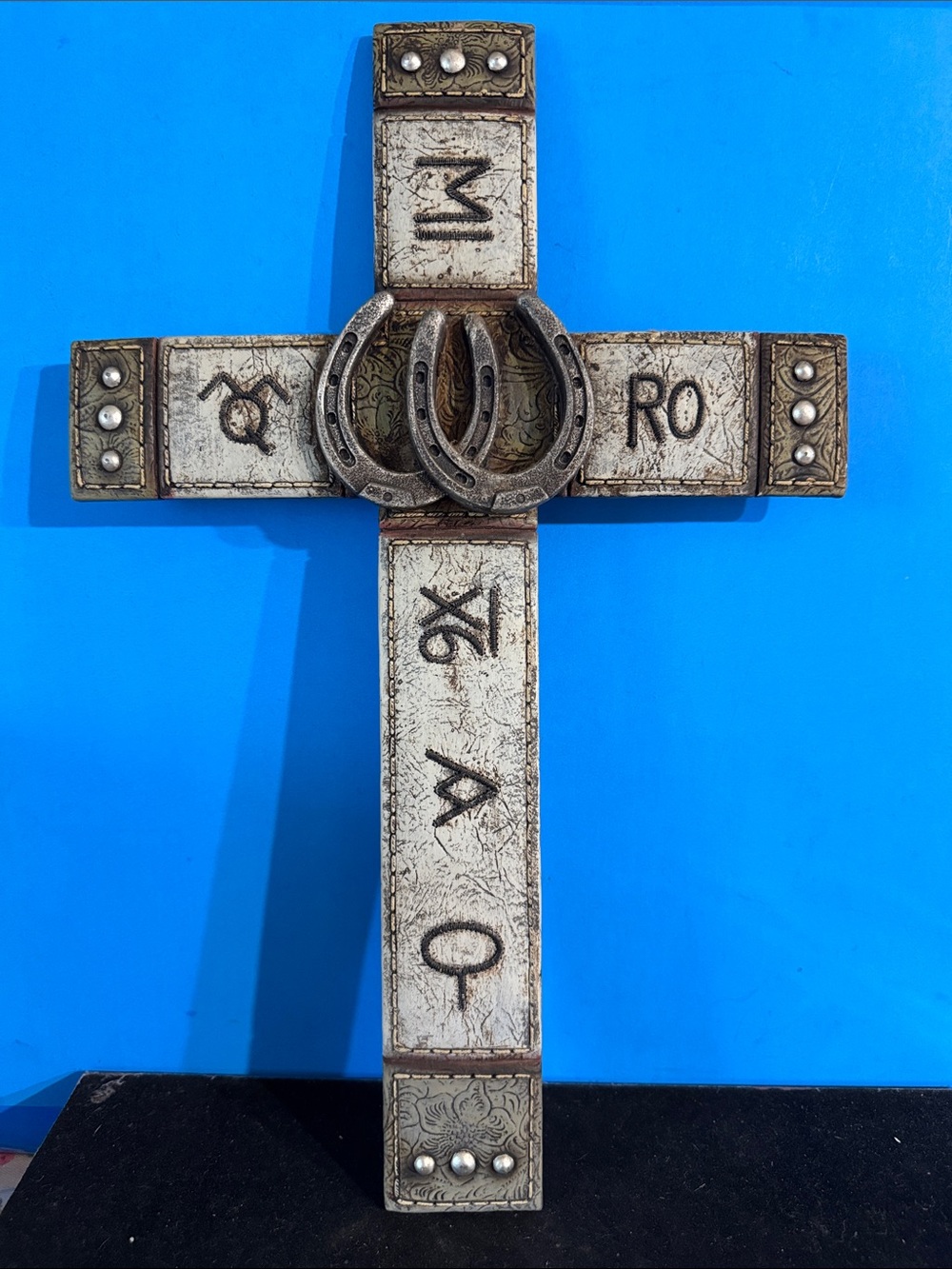 Rustic Western-style wall cross horseshoes design